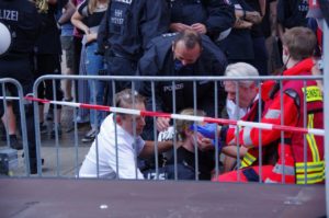 Erste-Hilfe-Maßnahmen für Hamburger Polizistin durch die beiden Ärzte Bodo Schiffmann und Heiko Schöning von Ärzte für Aufklärung