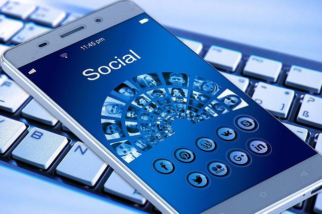 dieBasis - Social Media Übersicht - mobile phone 1917737 640