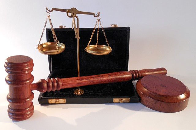 Juristische Symbole - Waage & Hammer