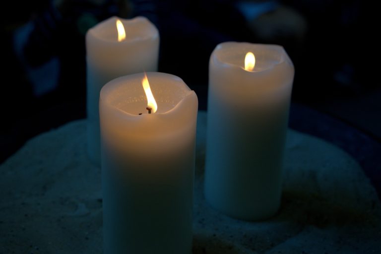 Entsetzen über die tödliche Attacke von Idar-Oberstein - candles 4403831 1920