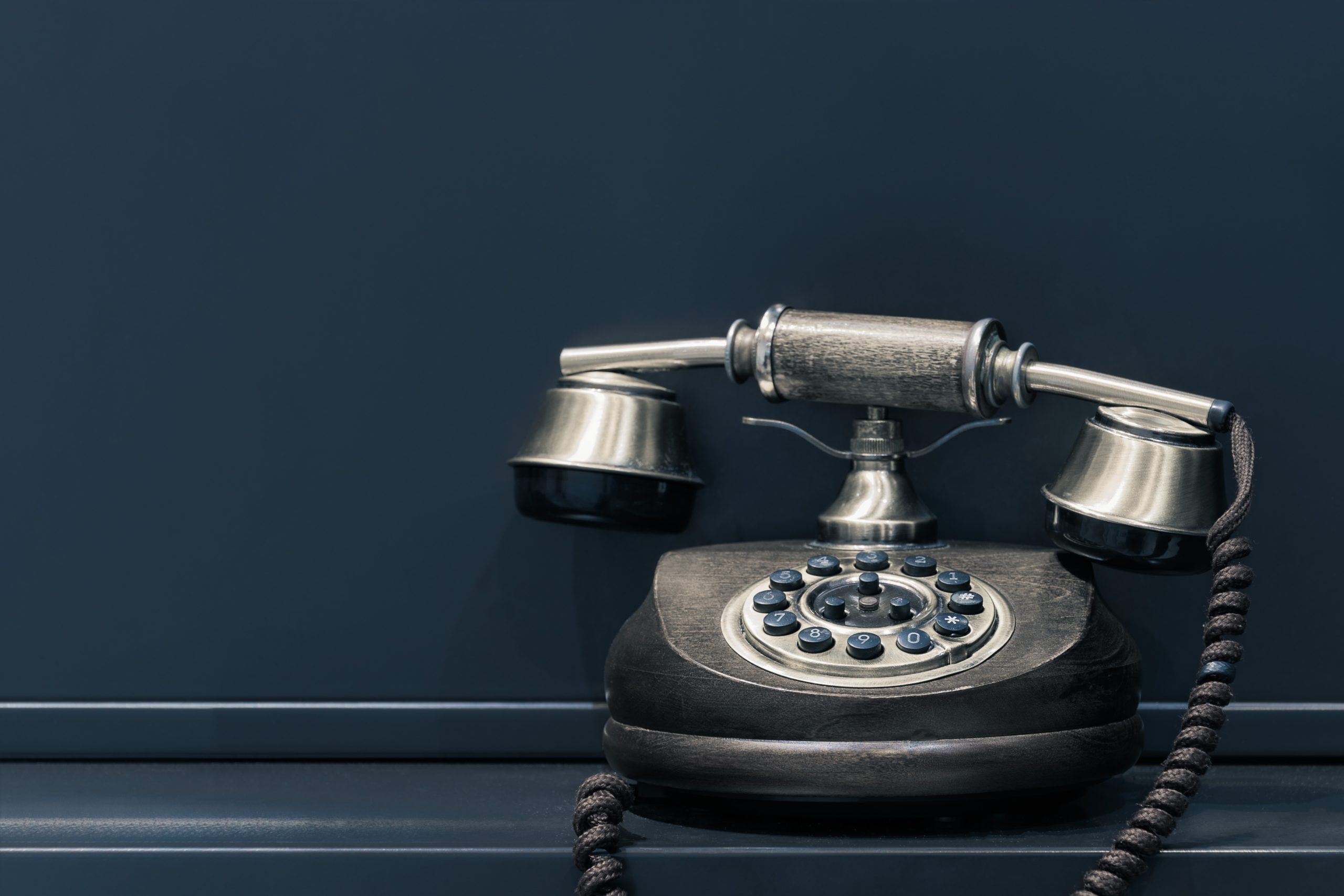 Telefonumfrage zu politischen Zielen von dieBasis (Bild) Bild mit altem schwarzen Wählscheibentelefon