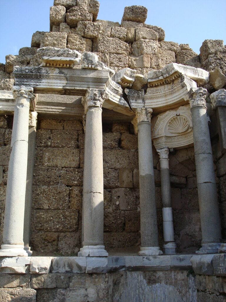 Zu sehen ist eine antike Ruine - ein symbolisches Bild für unsere Bildung?