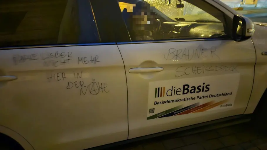 Bild Auto: Vandalismus mit Aufschrift "Brauner Scheißdreck"