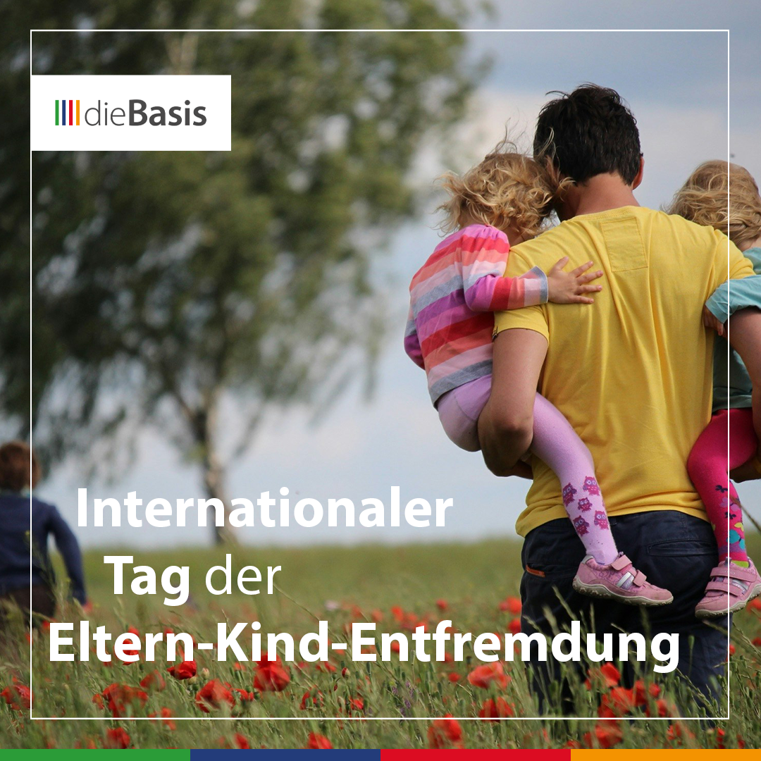 25. April - Internationaler Tag der Eltern-Kind-Entfremdung (PAS) (Bild) Eltern-Kind-Entfremdung. Bild zeigt den Rücken eines Vaters, der seine beiden Kinder auf seinen Armen trägt