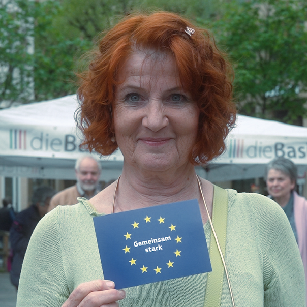 Isabel Graumann mit Postkarte: Gemeinsam stark