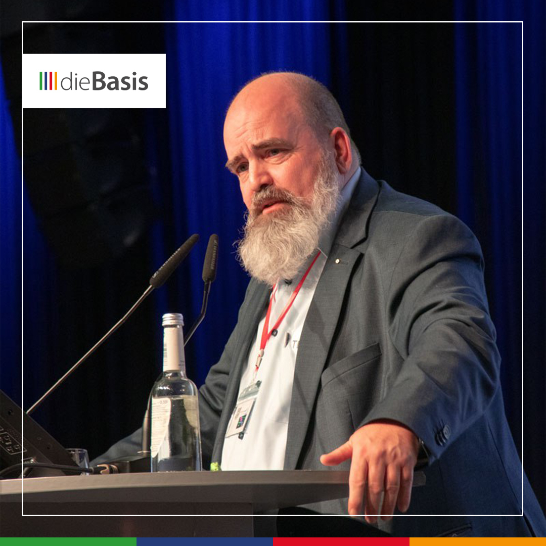 dieBasis beschließt die Teilnahme an der Bundestagswahl 2025 (Bild) Foto des Bundesvorsitzenden Sven Lingreen, Bundesparteitag Hirschaid