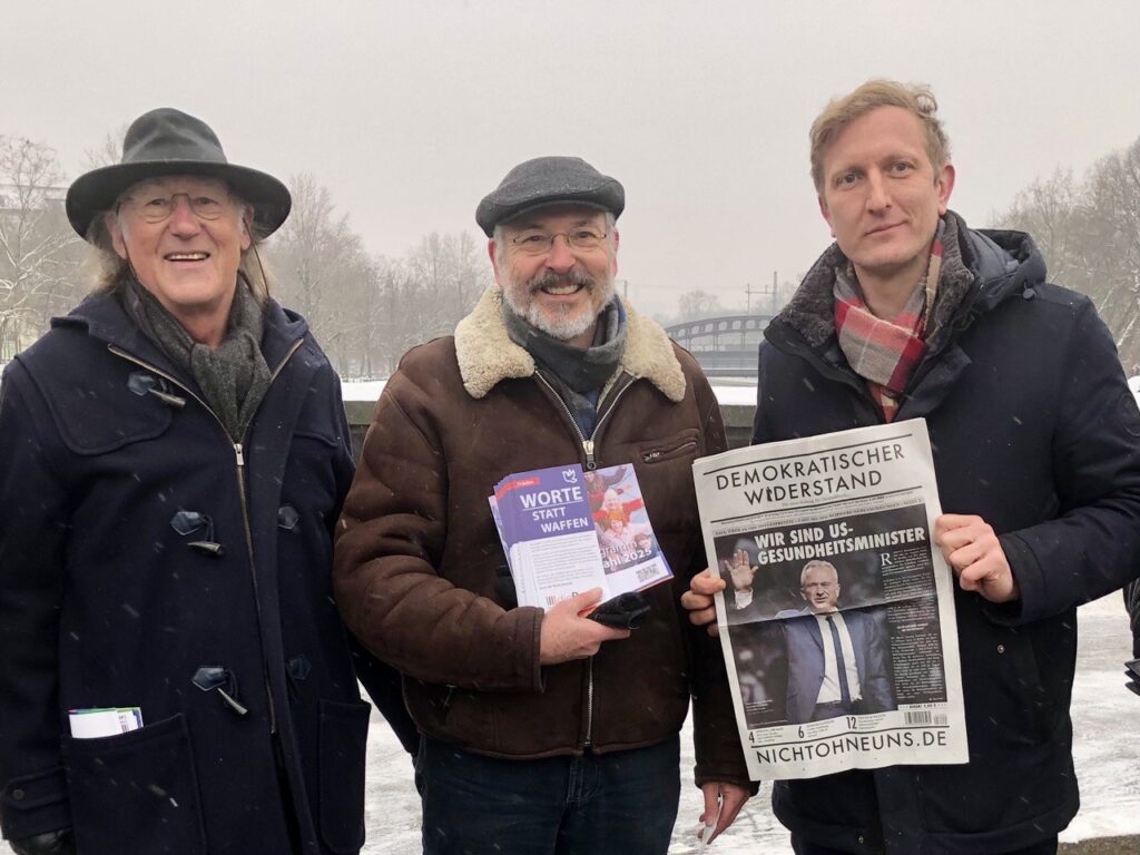 Beteiligte bei der Demo vor dem Verwaltungsgericht Berlin