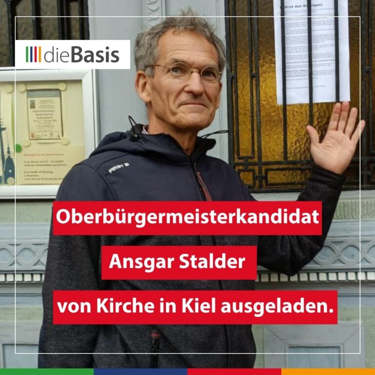 Ansgar Stalder vor der Kirche der Michaelis-Kirchengemeinde