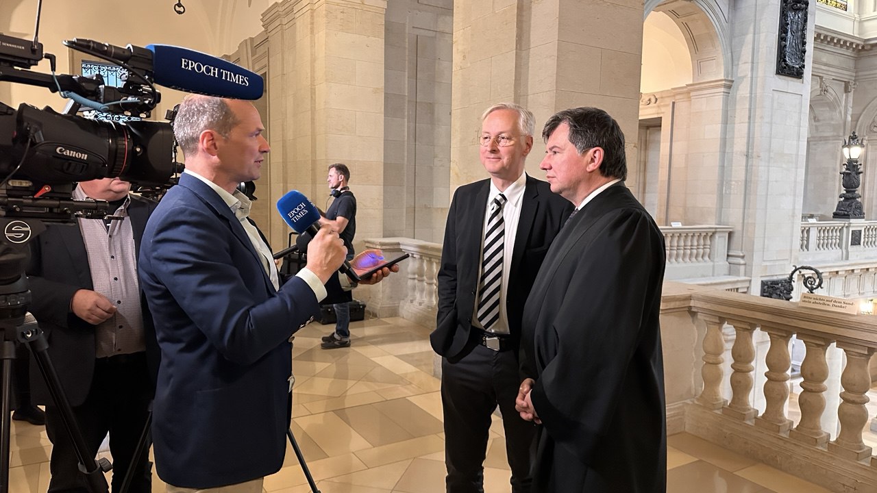 Prozessbevollmächtigter Dr. Harald von Herget un RA Carlos Gebauer im Interview mit Epoch Times