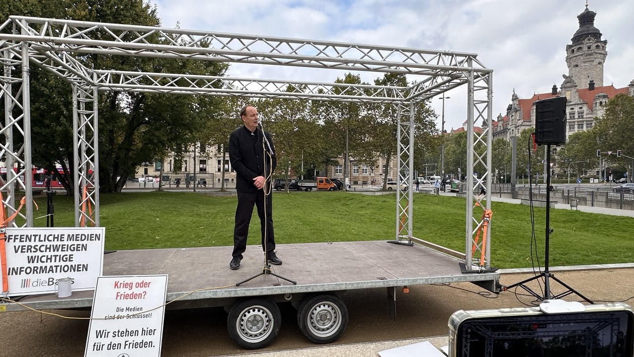 Jimmy Gerum bei der Demo vor dem Bundesverwaltungsgericht in Leipzig